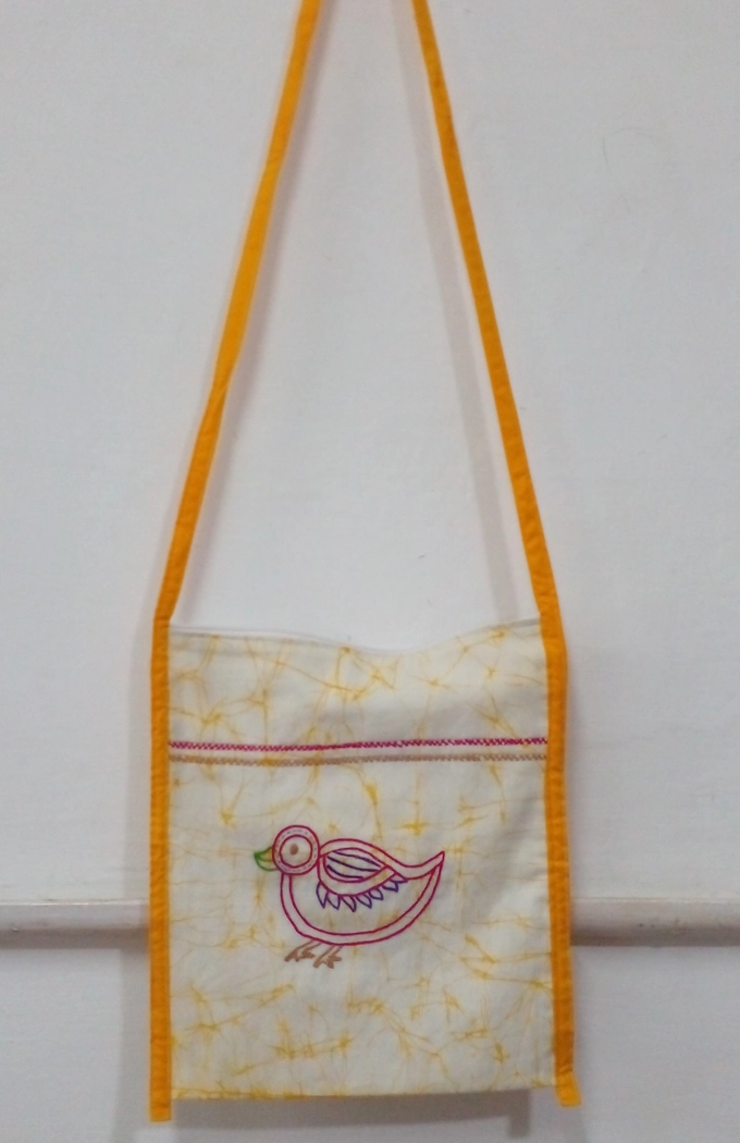 Bags in hand batik with embroidery for shoulder to carry around your daily needs.