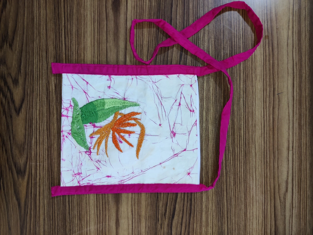 Bags in hand batik with Persian embroidery to give you different look.