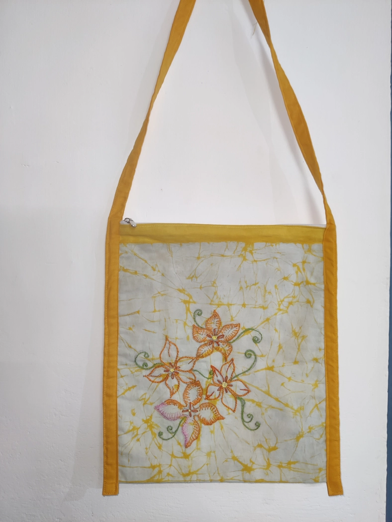 Bags in hand batik with embroidery for shoulder to carry around your daily needs.