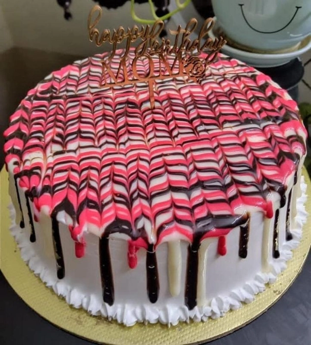 RED BEE CAKE ❤️ 2kg 3 Layered Cake... - bake____n____flake | Facebook