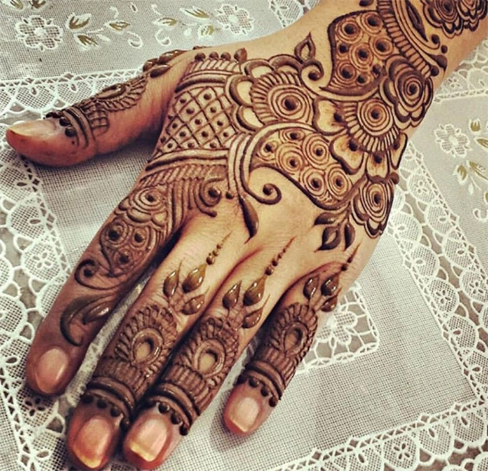 Ｆ．ｎｈｅｎｎａ on Instagram: “⚘🌷🌺 F L O R A L 🌺🌷⚘ . . . Absolutely love floral  designs 🌺 - really gives … | Modern henna designs, Mehndi designs, Palm henna  designs