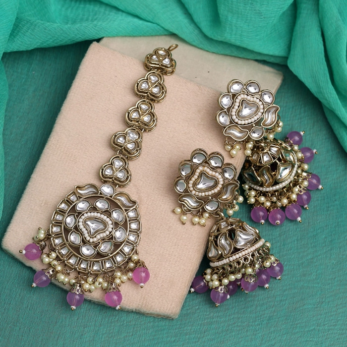 Light Purple Color Kundan Earrings With Maang Tikka