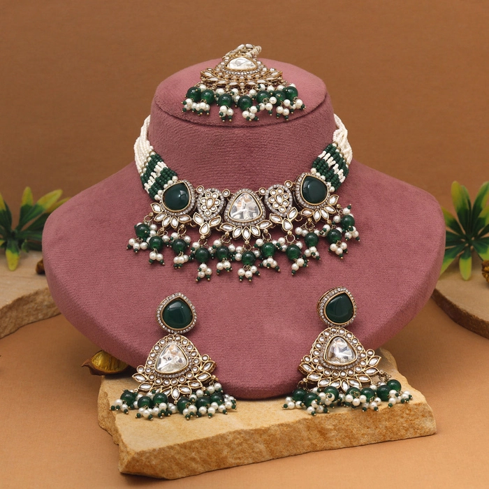 Classic Emerald Green Color Kundan Necklace Set
