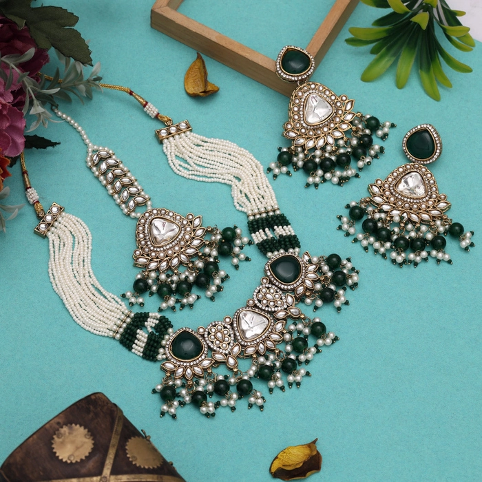 Classic Emerald Green Color Kundan Necklace Set