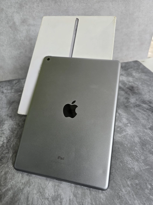 Apple iPad 6th Generation discount 32GB