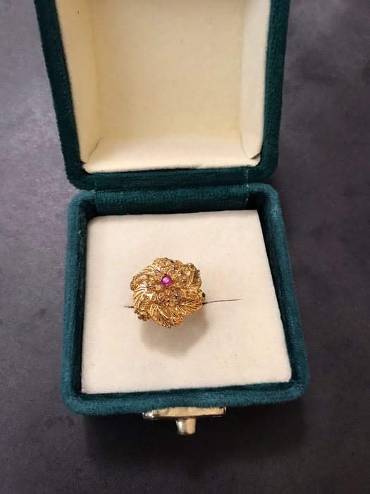 🌸 Flower-Inspired Gold Ring | Elegant Ruby Accent