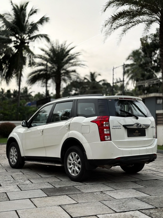 MAHINDRA XUV 500 W10