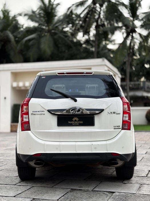 MAHINDRA XUV 500 W10