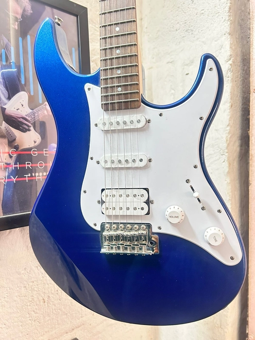 Yamaha Pacifica 012