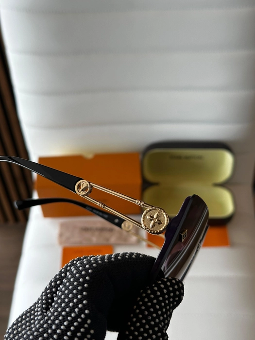 LOUIS VUITTON Frame