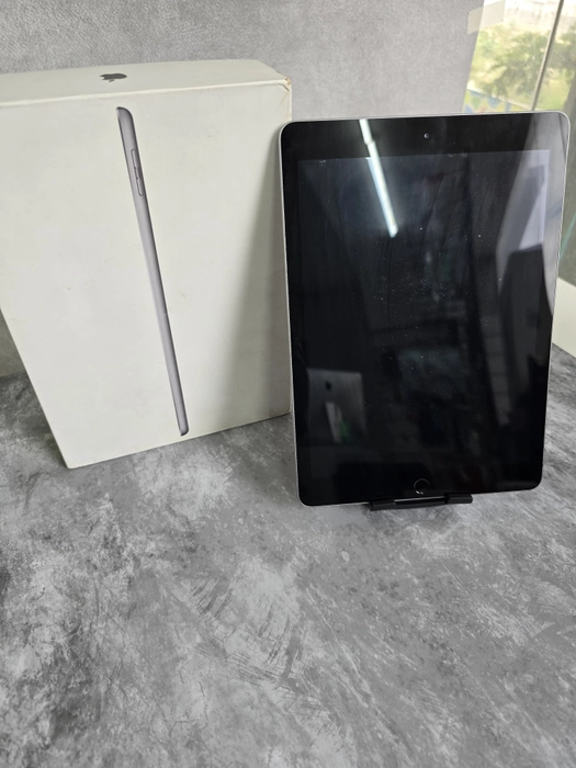 Apple iPad 6th outlet Generation 32GB