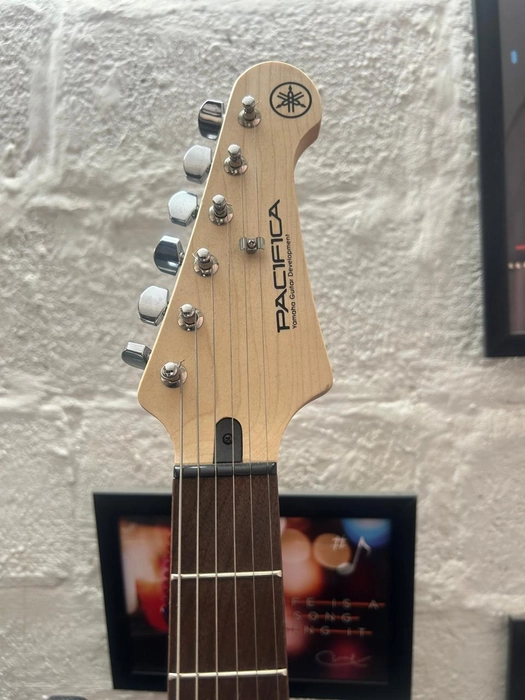 Yamaha Pacifica 012