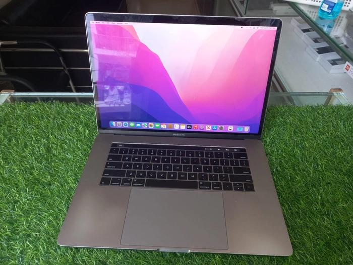 Apple MacBook Pro 15 inch 2017 [A1707] Core i7 4GB Graphics
