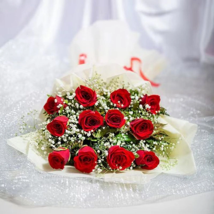 Classic Aura 12 Red Roses Bouquet