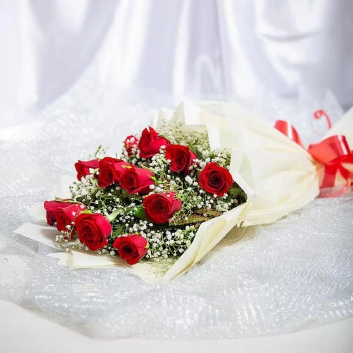Classic Aura 12 Red Roses Bouquet
