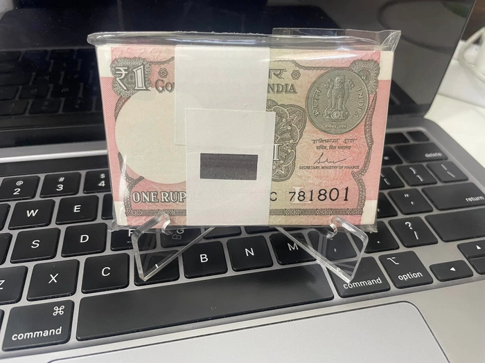 Acrylic Stands for Banknotes & Banknote Bundles