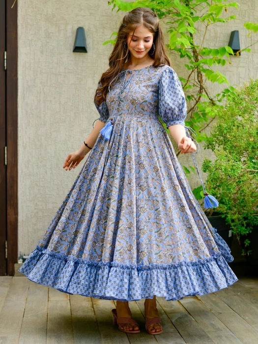 PRESENTING NEW TRENDY SLEEVES PATTERN PURE FOX GEORGETTE GOWN,WITH FAN