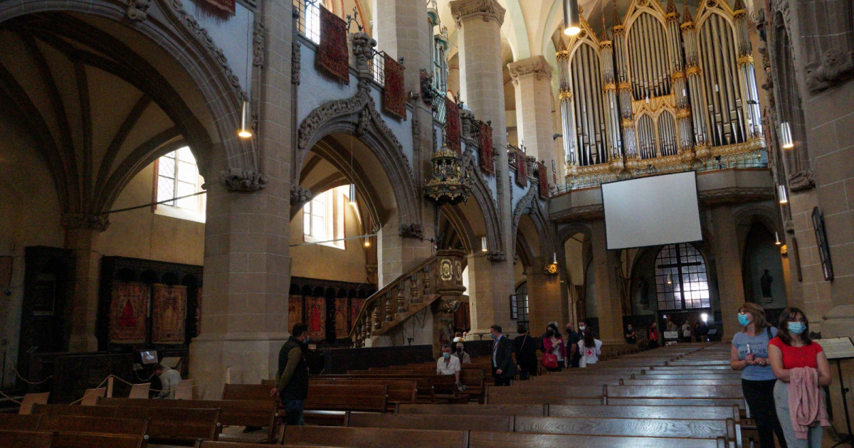 The interior of the Black church, one of the most important tourist atreactions in the Brasov in ROmania.jpg